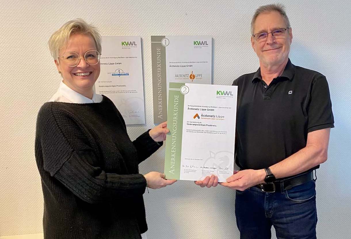 Frau Liebe und Herr Dürselen zeigen die Urkunde der Anerkennungsstufe 2